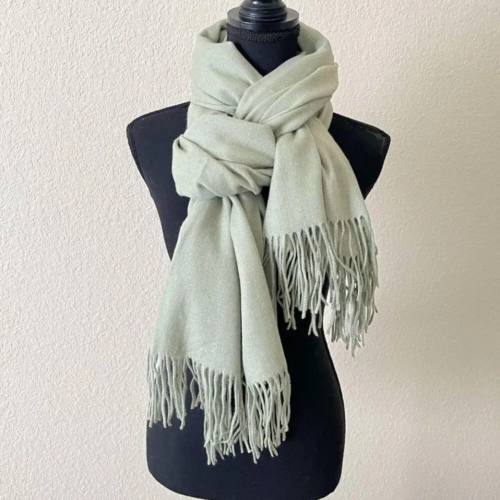 The soft warm pistachio-colored scarve made of a mixture of acrylic and cashmere